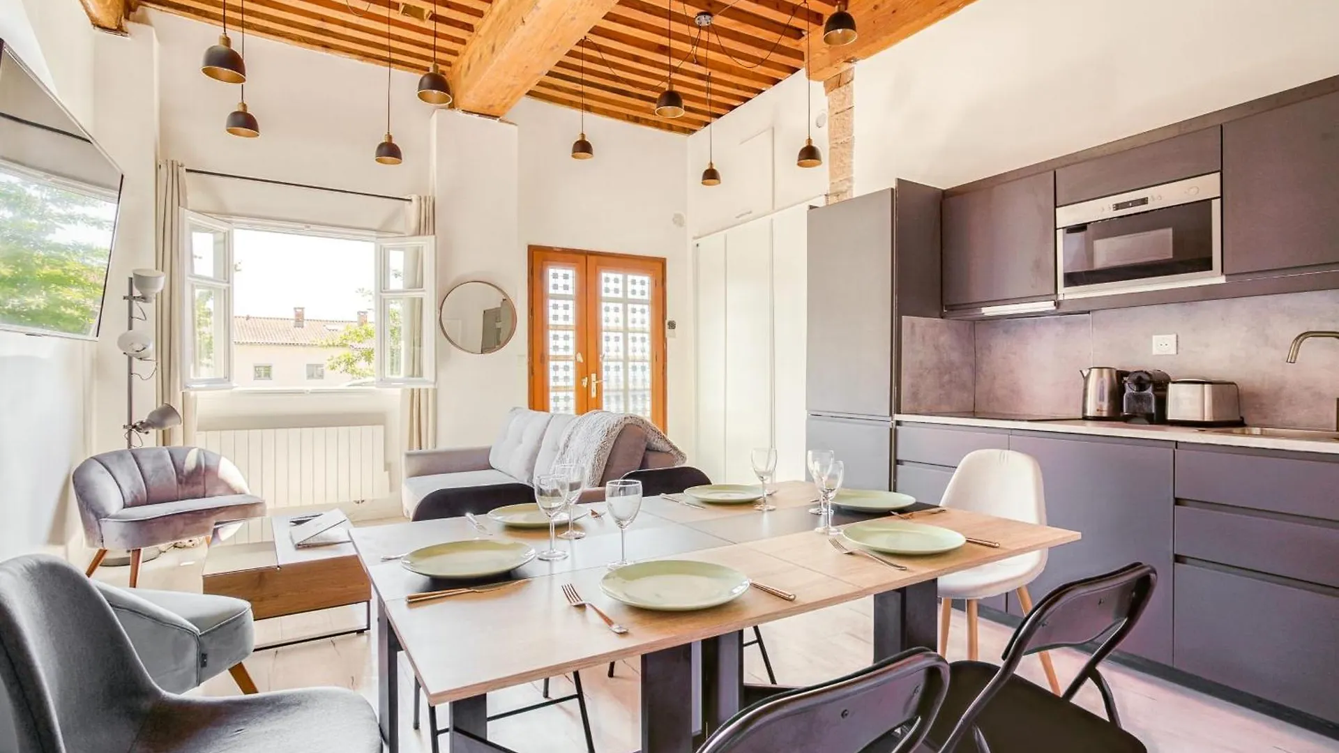 Charming 6-Person Apartment Terreaux & Croix Rousse Area Lyon