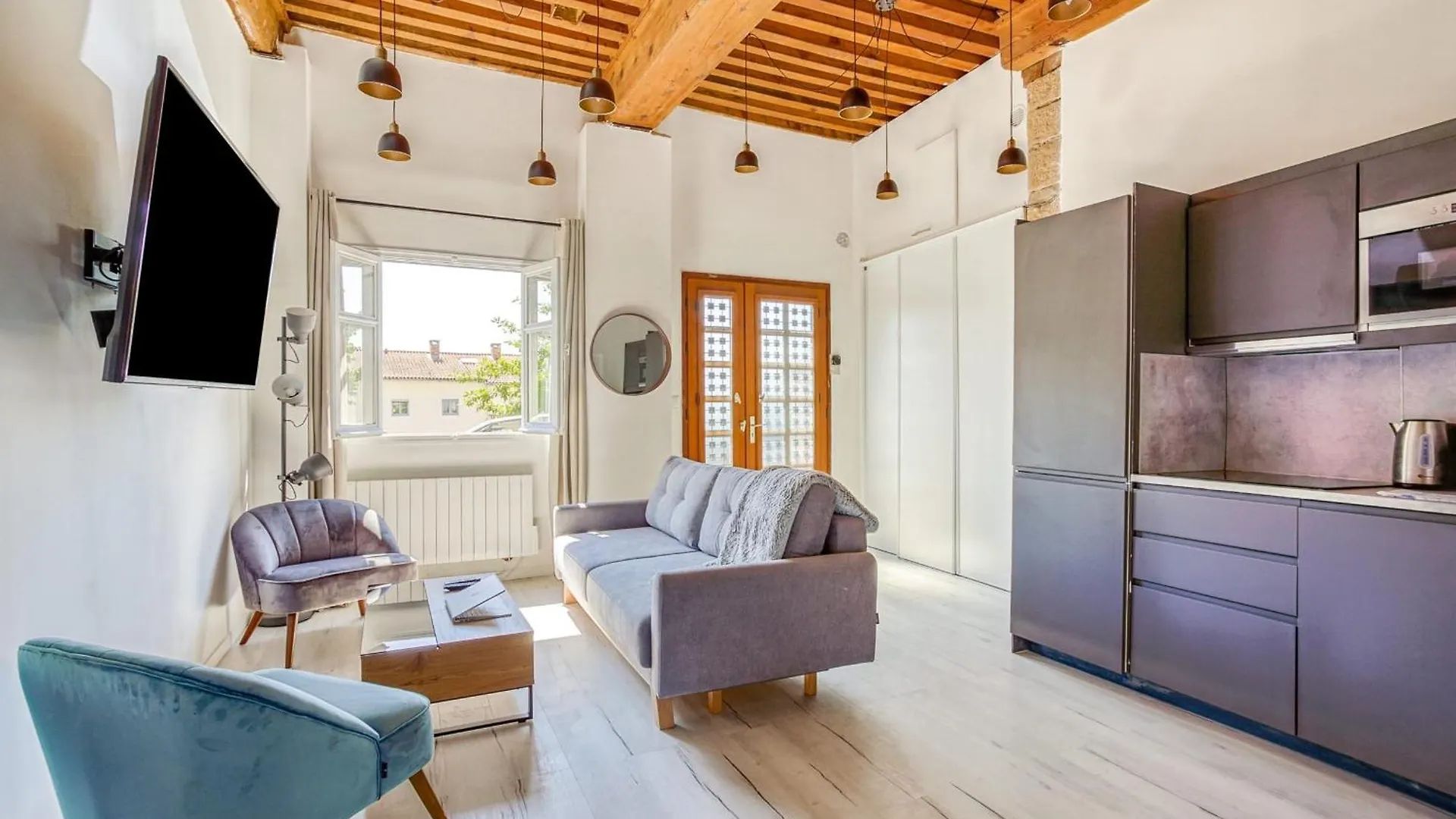 Charming 6-Person Apartment Terreaux & Croix Rousse Area ile iletişim